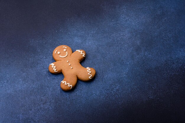 Weihnachtliche hausgemachte Lebkuchenplätzchen auf einem dunklen Betontisch