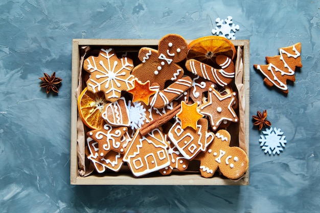 Weihnachtliche hausgemachte Lebkuchenplätzchen auf einem Tablett