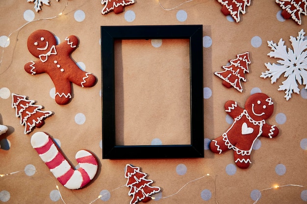 Weihnachtliche hausgemachte Lebkuchenplätzchen mit Mock-up-Rahmen Hausgemachte Backkekse festliche ästhetische Karte Weihnachtsatmosphäre Frohe Weihnachten und gemütliches Zuhause