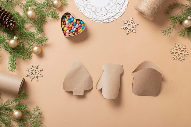 Weihnachtliches DIY mit eigenen Händen Schritt-für-Schritt-Anleitung zur Herstellung eines Adventskalenders aus Kraftpapier mit durchbrochenen Servietten