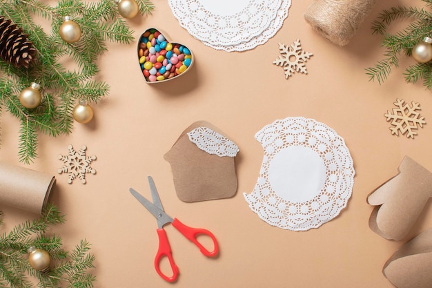 Weihnachtliches DIY mit eigenen Händen Schritt-für-Schritt-Anleitung zur Herstellung eines Adventskalenders aus Kraftpapier mit durchbrochenen Servietten