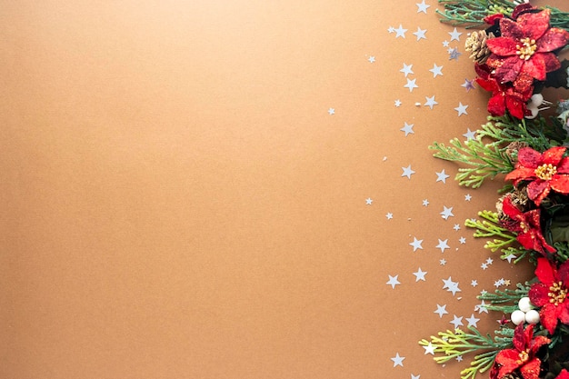 Foto weihnachts-abstrakt-hintergrund winterdekorationen geschenkkisten schmuckstücke tannenzweige