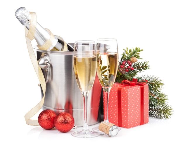 Weihnachts-Champagner im Eimer und Geschenkbox. Isoliert auf weißem Hintergrund