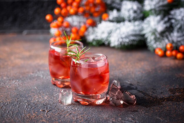 Weihnachts-Cranberry-Getränk mit Rosmarin