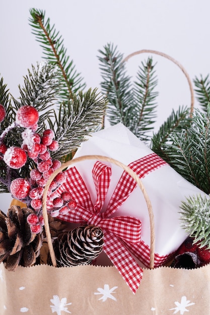 Weihnachts dekorative Holzbaum und Papiertüte für Geschenke, Fichte Zweige und Zapfen