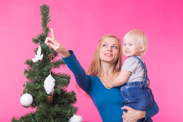 Weihnachts-, Feiertags- und Personenkonzept - junge glückliche Frau mit ihrer Tochter auf Handshow