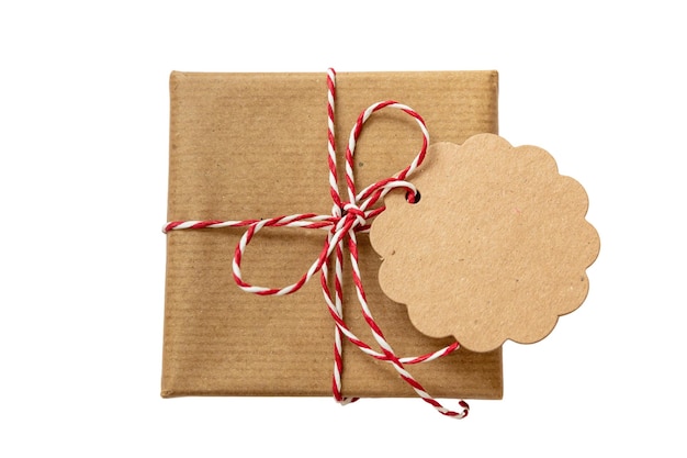 Weihnachts-Geschenk-Box mit Karte isoliert auf weißem Hintergrund Red white twisted string on brown present