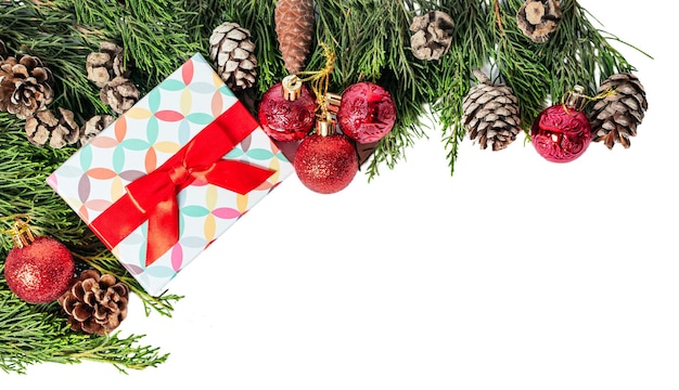 Weihnachts-Geschenkboxen-Kollektion mit Kiefer isoliert auf weißem oder transparentem Hintergrundausschnitt