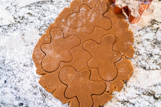 Weihnachts-Gingerbread-Kekse in einer modernen weißen Küche backen