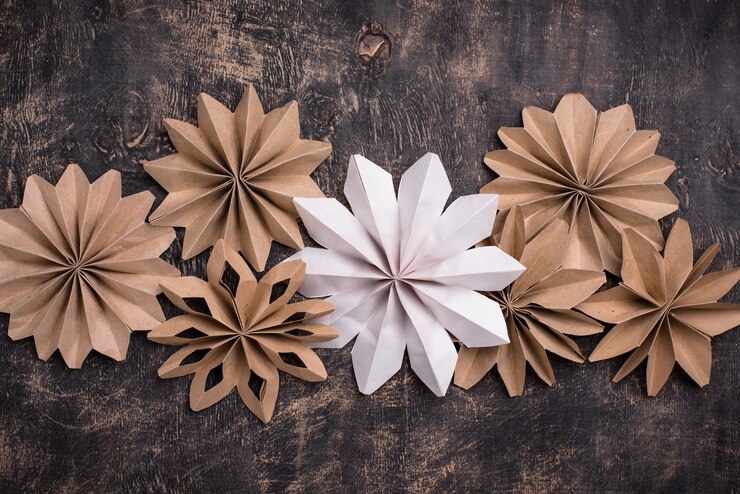 Foto weihnachts handgemachte papierstern oder schneeflocken. diy handwerk dekor