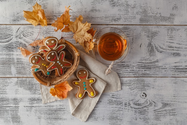 Weihnachts hausgemachte Lebkuchenpaare auf Holztisch