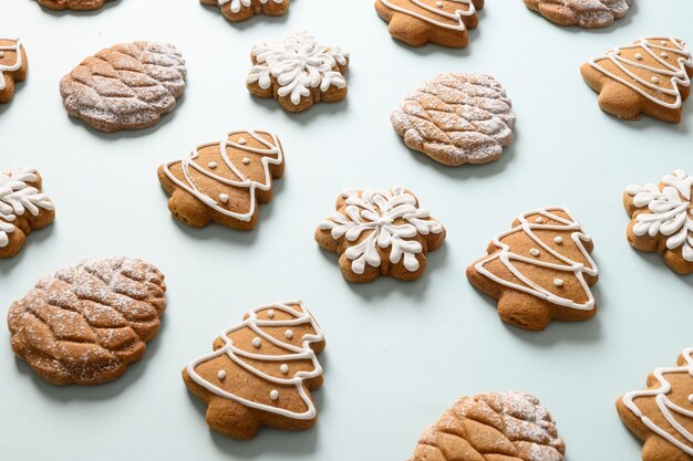 Foto weihnachts hausgemachte lebkuchenplätzchen auf blauem hintergrund. weihnachtsgrußkarte. isometrisch. nahansicht.