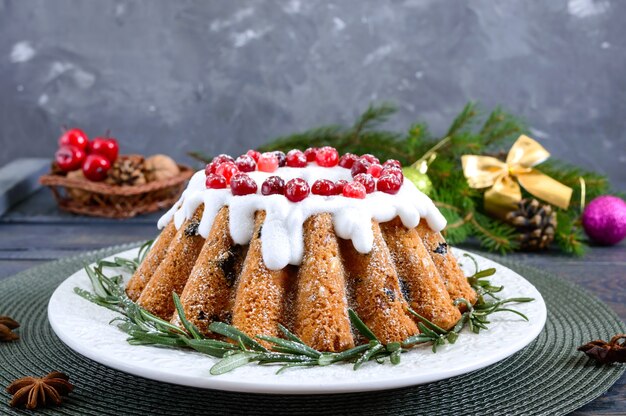 Weihnachts hausgemachter Obstkuchen mit Rosmarin verziert