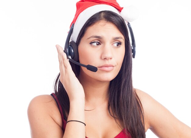 Weihnachts-Headset-Frau vom Telemarketing-Callcenter mit roter Weihnachtsmütze im Gespräch