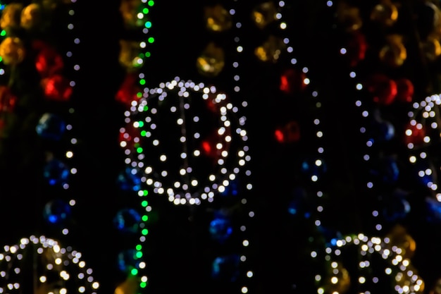 Weihnachts-Hintergrund Feierlicher weihnachtslicher abstrakter Hintergrund mit bokeh verschwommenen Lichtern