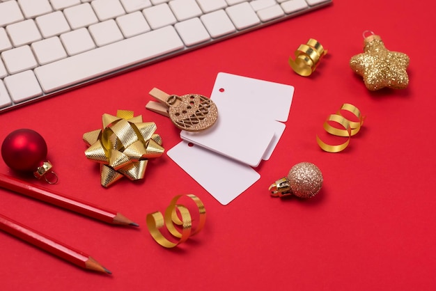 Weihnachts-Home-Office-Schreibtisch mit Computertastatur Weihnachtsgold-Dekorationen Konfetti-rote Bleistifte