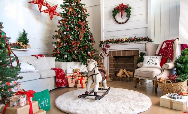 Weihnachts-Kinderort mit einem Pferd Selektiver Fokus