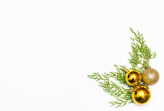 Weihnachts-Komposition. Weihnachtsgeschenk, gestrickte Decke, Tannenzapfen, Tannenzweigen. Flache Lage, Draufsicht