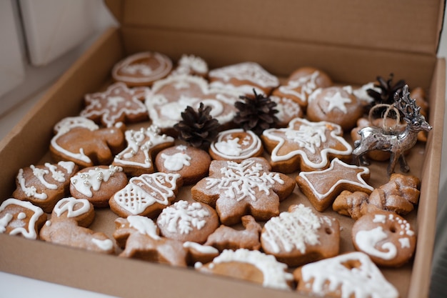 Weihnachts-Lebkuchen in einer Schachtel