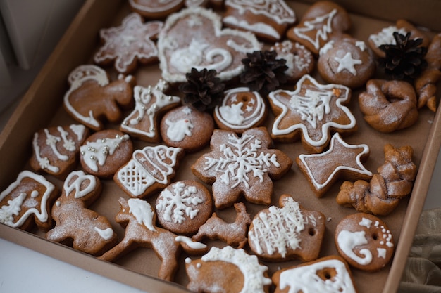 Weihnachts-Lebkuchen in einer Schachtel