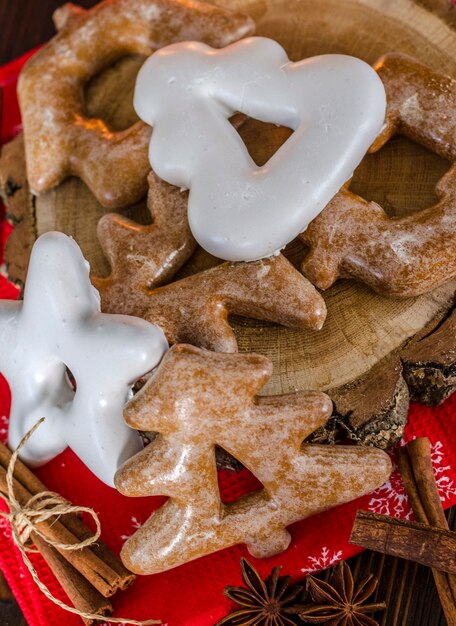 Weihnachts-Lebkuchen mit Gewürzen