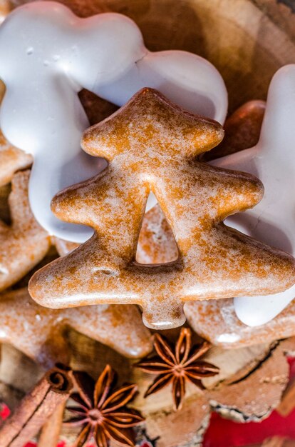 Weihnachts-Lebkuchen mit Gewürzen