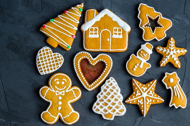 Weihnachts-Lebkuchen mit weißem Puderzucker