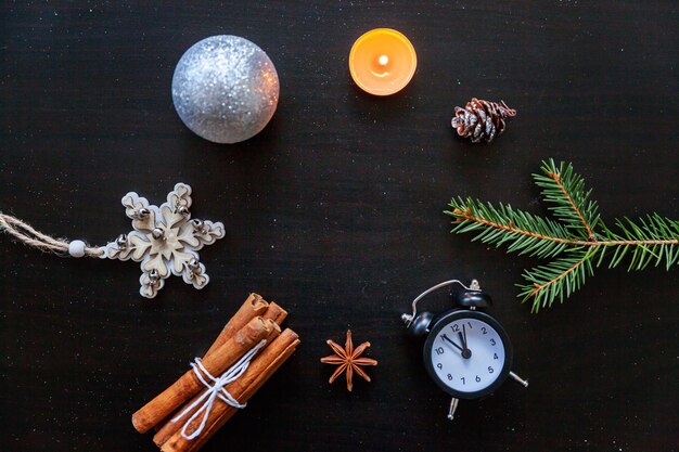 Weihnachts-Neujahr-Zusammensetzung auf dunklem schwarzem Hintergrund