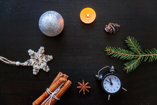 Weihnachts-Neujahr-Zusammensetzung auf dunklem schwarzem Hintergrund