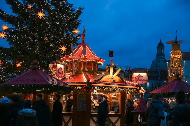 Weihnachts-Neujahrsmarkt in Dresden Sachsen Deutschland Dezember