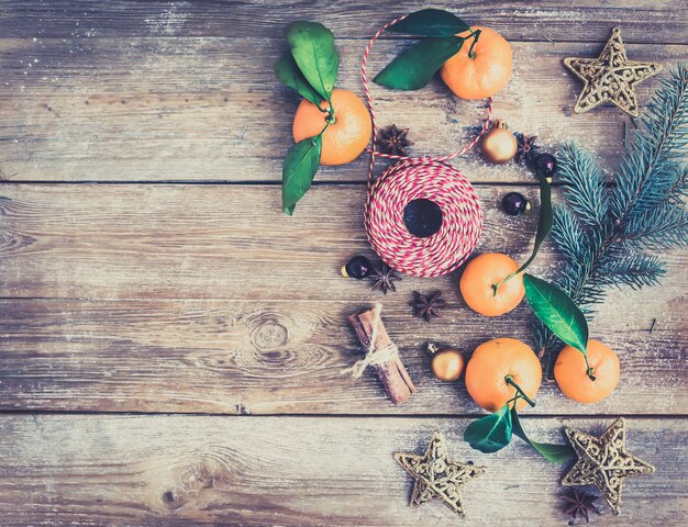 Weihnachts- oder des neuen Jahresdekorationshintergrund eingestellt: Pelzbaum branche