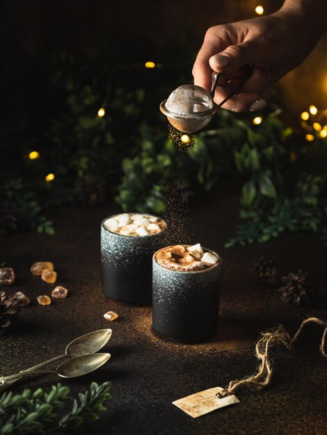 Weihnachts- oder Neujahrs-Heiße Winterschokolade mit Marshmallows im Becher über Kopierraum des selektiven Fokus des Holzbretts