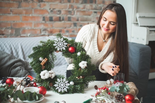 Weihnachts- oder Neujahrsdekorationen in weiblicher Hand