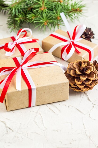 Weihnachts- oder Neujahrsdekorationen mit Tannenzapfen, Tannenzweigen, Geschenkboxen und Zuckerstangen