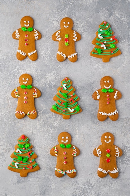 Weihnachts- oder Neujahrsessenhintergrund Lebkuchenplätzchen verziert mit Zuckerglasur