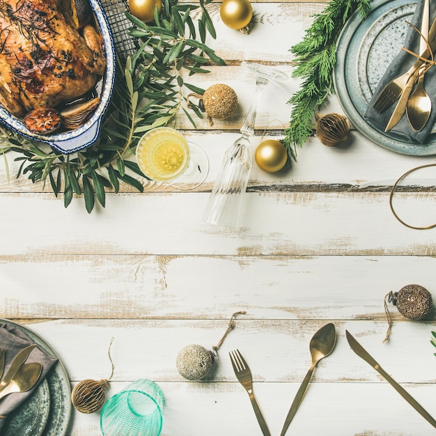 Weihnachts- oder Neujahrsfeier Tischdekoration mit Brathähnchen