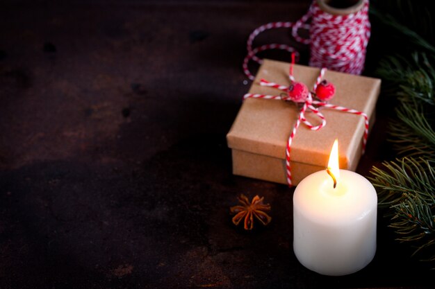 Foto weihnachts- oder neujahrsgeschenk. vintage geschenkbox. draufsicht mit exemplar