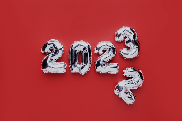 Foto weihnachts- oder neujahrshintergrund rot flach lag silber 2023 ballonnummern