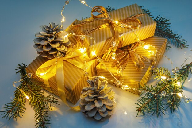 Weihnachts- oder Neujahrskomposition mit goldenen Weihnachtsdekorationsgeschenken und -lichtern