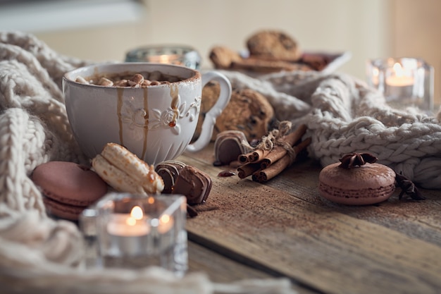 Weihnachts- oder neujahrskomposition mit heißer schokolade oder kakao und marshmallows