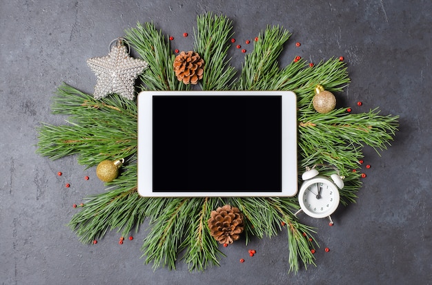 Weihnachts- oder Neujahrskomposition. Tannenzweige und eine Tafel für Grüße