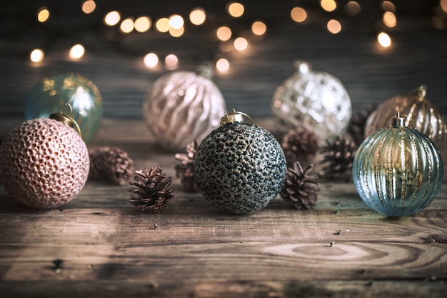 Weihnachts- oder Neujahrswand, Vintage-Spielzeug auf dem Weihnachtsbaum