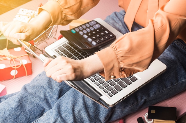 Weihnachts-Online-Shopping Weibliche Käuferin mit Laptop bereiten sich auf Weihnachtsabend vor