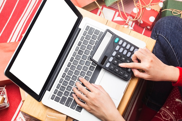 Weihnachts-Online-Shopping Weibliche Käuferin mit Laptop bereiten sich auf Weihnachtsabend vor