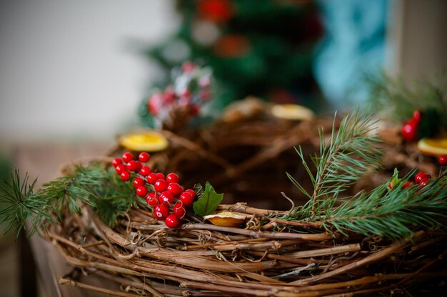 Weihnachts-Rustike mit roten Beeren auf hölzernem Hintergrund