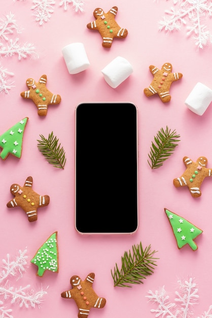 Weihnachts-Smartphone und Geschenk auf hölzernem Hintergrund