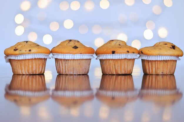 Foto weihnachts süße cupcakes kerzen in form von zahlen 2023 weißer hintergrund bokeh neujahrsfeier