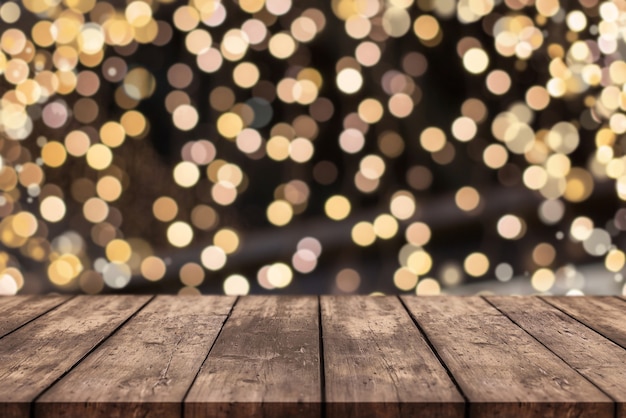 Weihnachts-Tisch-Hintergrund mit Bokeh-Lichtern im Hintergrund