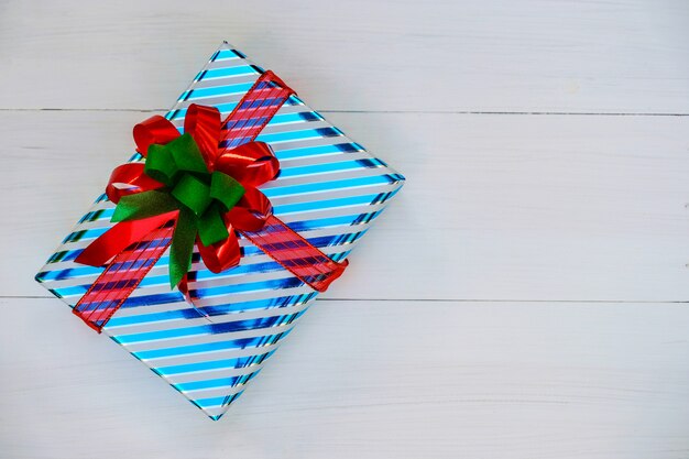 Weihnachts- und guten Rutsch ins Neue Jahr-Zusammensetzung, Weihnachtsgeschenk-Geschenkboxen mit rotem Band