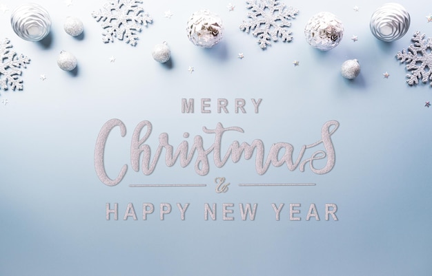 Weihnachts- und Neujahrs-Hintergrundkonzept Top-Ansicht des Weihnachtssterns und der Schneeflocke auf pastellblauem Hintergrund